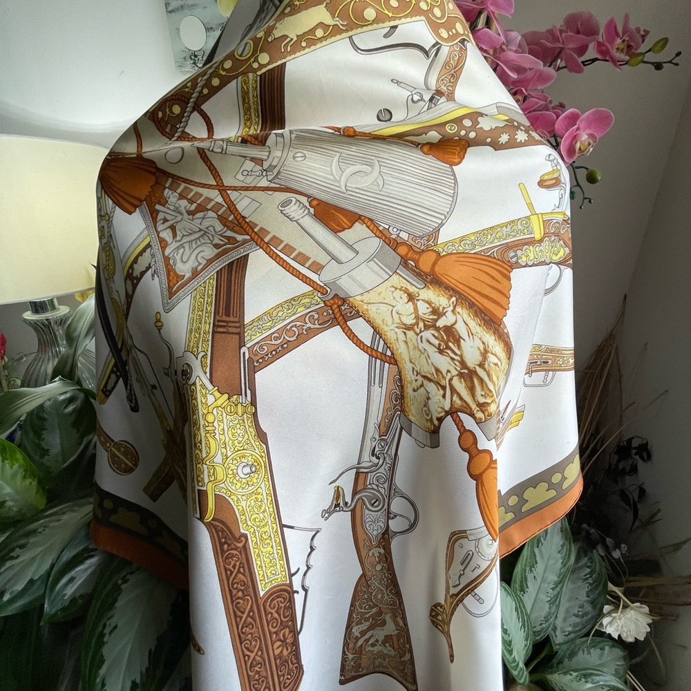 Hermès Diane Elegant White and Gold Silk Scarf with Brown Accents. - Picture 5 of 16